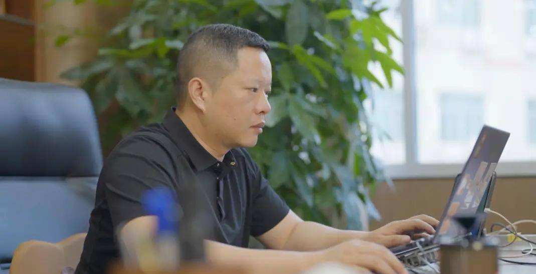 产品年销过亿反内卷成行业第一pg电子平台小伙逆袭！做小