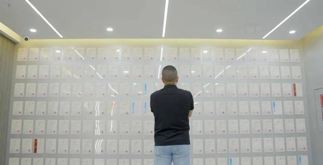 产品年销过亿反内卷成行业第一pg电子平台小伙逆袭！做小(图3)